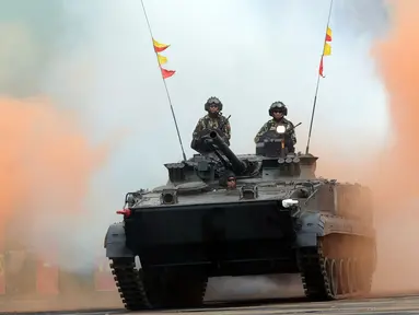 Tank amphibi Marinir melintasi kepulan asap usai upacara HUT Korps Marinir ke-72 di Kesatrian Marinir Hartono, Cilandak, Jakarta, Rabu (15/11). HUT Marinir ke-72 bertema Marinir Prajurit Pejuang dan Profesional. (Liputan6.com/Helmi Fithriansyah)