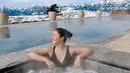 Perempuan yang memiliki nama asli Jessica Mila Agnesia ini sering abadikan momen traveling seru di Instagram. Foto ini Jessica memberi caption 'Stress-free zone' yang berarti liburan dengan berendam ini menjadi pelepas stress baginya. (Liputan6.com/IG/@jscmila)