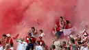 Aksi suporter Polandia setelah timnya menang atas Ukraina pada laga terakhir Grup C Piala Eropa 2016 di Stade Velodrome, Marseille, Selasa (21/6/2016). (AFP/Valery Hache)