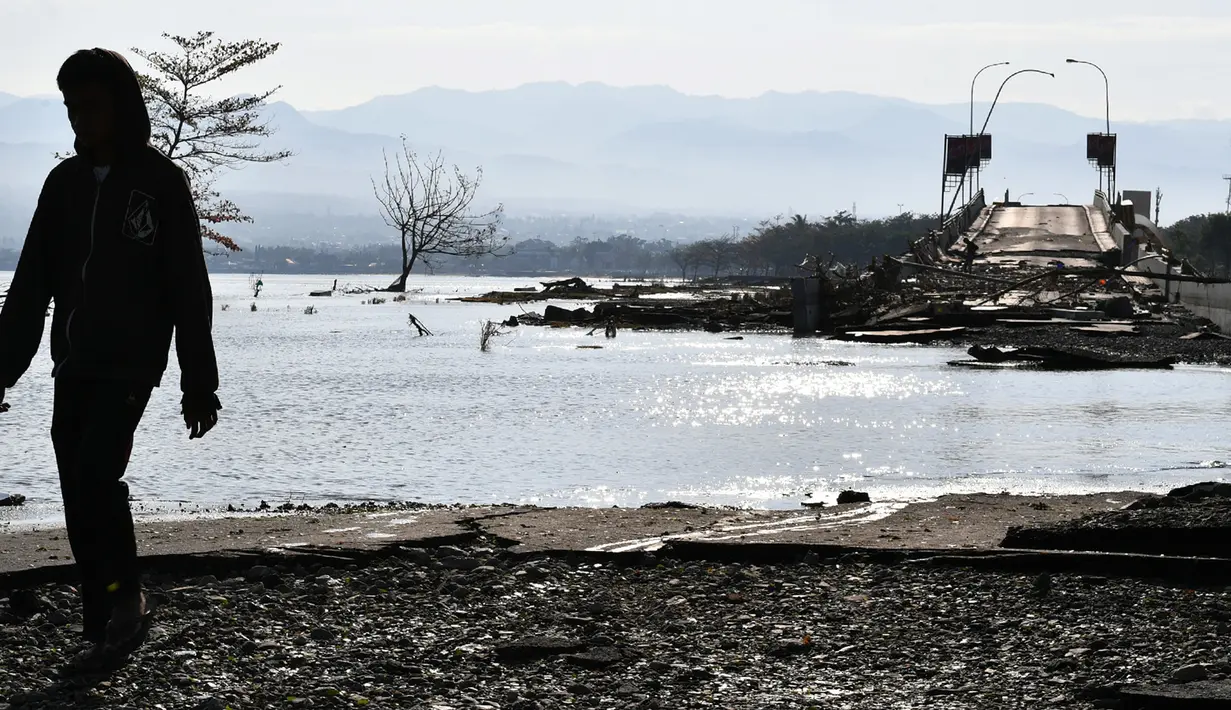 Jembatan Kuning yang ambruk akibat gempa dan tsunami di Palu, Sulawesi Tengah, Rabu (3/10). Jembatan bernama asli Jembatan Palu IV dan biasa disebut Jembatan Ponulele diresmikan Presiden Susilo Bambang Yudhoyono pada Mei 2006. (AFP PHOTO / ADEK BERRY)