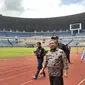 Wakil Wali Kota Bandung, Yana Mulyana saat memantau kondisi Stadion GBLA, Bandung belum lama ini. (Bola.com/erwin snaz)