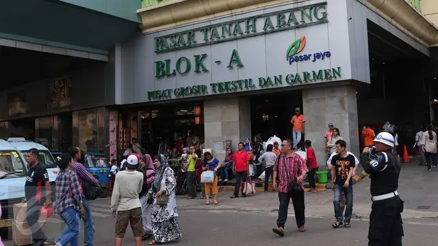 20151209-Pilkada Serentak, Warga Serbu Pasar Tanah Abang-Jakarta