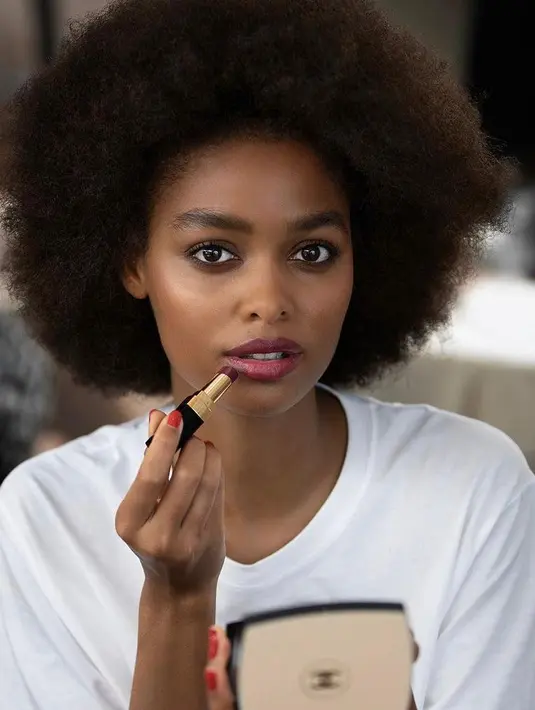 <p>Model @blesnyaminher di belakang layar di acara CHANEL Cruise 2022/23 yang diadakan minggu ini. Menggunakan Dual-Ended Lip Brush N°300, bibir diberi rosy wash dengan Rouge Coco Baume di My Rose. Untuk menciptakan efek yang lebih penuh, Rouge Coco Flash dalam Freeze atau Beat dioleskan ke bagian tengah bibir untuk menambah kilau dan dimensi. (Dok/Chanel).</p>