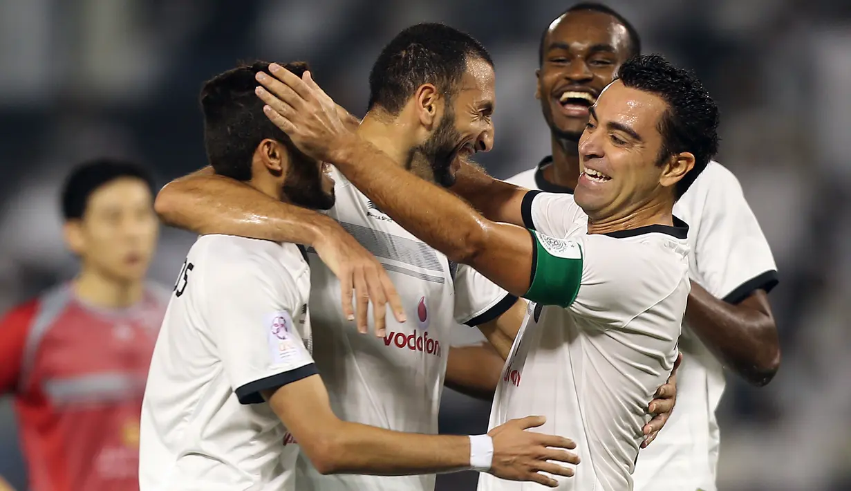 Xavi Hernandez dan rekannya berselebrasi saat berlaga di pertandingan antara Qatar Stars League melawan Lekhwiya di Doha (27/11/2015). Xavi mengaku sudah mulai beradaptasi dan senang bisa bermain di Qatar.(AFP Photo/Karim Jaafar)
