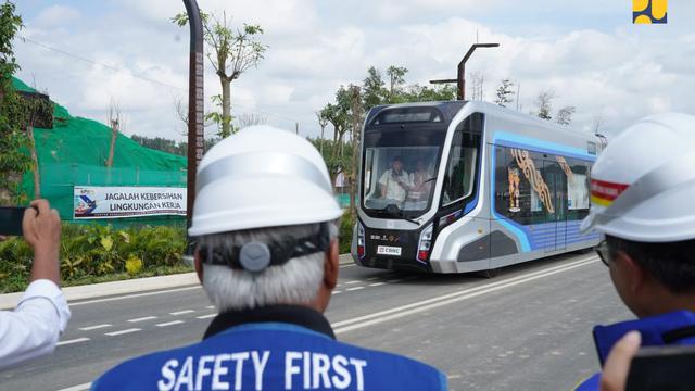 Menteri Perhubungan (Menhub) Budi Karya Sumadi dan Menteri Pekerjaan Umum dan Perumahan Rakyat (PUPR), Basuki Hadimuljono menjajal trem otonom di Ibu Kota Nusantara (IKN). (Dok Kementerian PUPR dan Kemenhub)