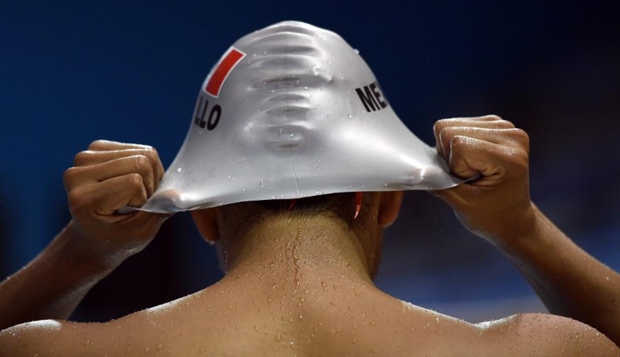 Perenang Meksiko, Ezequiel Trujillo, saat melakukan pemanasan sebelum berlomba dalam Pan American Games 2015 di Toronto, Kanada. (17/7/2015). (AFP PHOTO/TIMOTHY  A. CLARY)