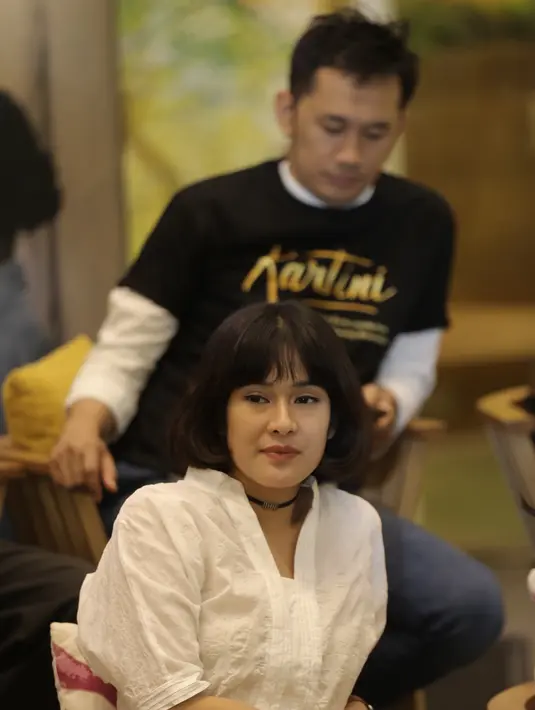 "Biasanya aku pakai musik. Jadi aku ingat sama perasaan itu pas aku dengar musik ini. Pas aku di Belanda, aku tinggal dengar musik itu dan coba ingat perasaan yang sama,” tambah Dian Sastrowardoyo. (Galih W. Satria/Bintang.com)