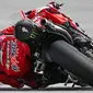 Pebalap Ducati Lenovo, Francesco Bagnaia memacu motornya saat sesi tes pramusim MotoGP 2023 yang berlangsung di Sirkuit Sepang, Malaysia, Sabtu (10/02/2023). Seperti sebelumnya, hanya ada lima tes pramusim resmi yang diizinkan, yaitu di Malaysia (10-12 Februari) dan Portugal (11-12 Maret).(AFP/Mohd Rasfan)