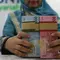 Teller menunjukkan mata uang rupiah di bank, Jakarta, Rabu (22/1/2020). Gubernur Bank Indonesia Perry Warjiyo mengatakan penguatan nilai tukar rupiah yang belakangan terjadi terhadap dolar Amerika Serikat sejalan dengan fundamental ekonomi Indonesia dan mekanisme pasar. (Liputan6.com/Angga Yuniar)
