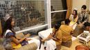 Miss Universe 2016, Iris Mittenaere dan Puteri Indonesia 2017 Bunga Jelitha Ibrani mencoba spa di House of Mustika Ratu, Jakarta, Sabtu (1/4). (Liputan6.com/Herman Zakharia)
