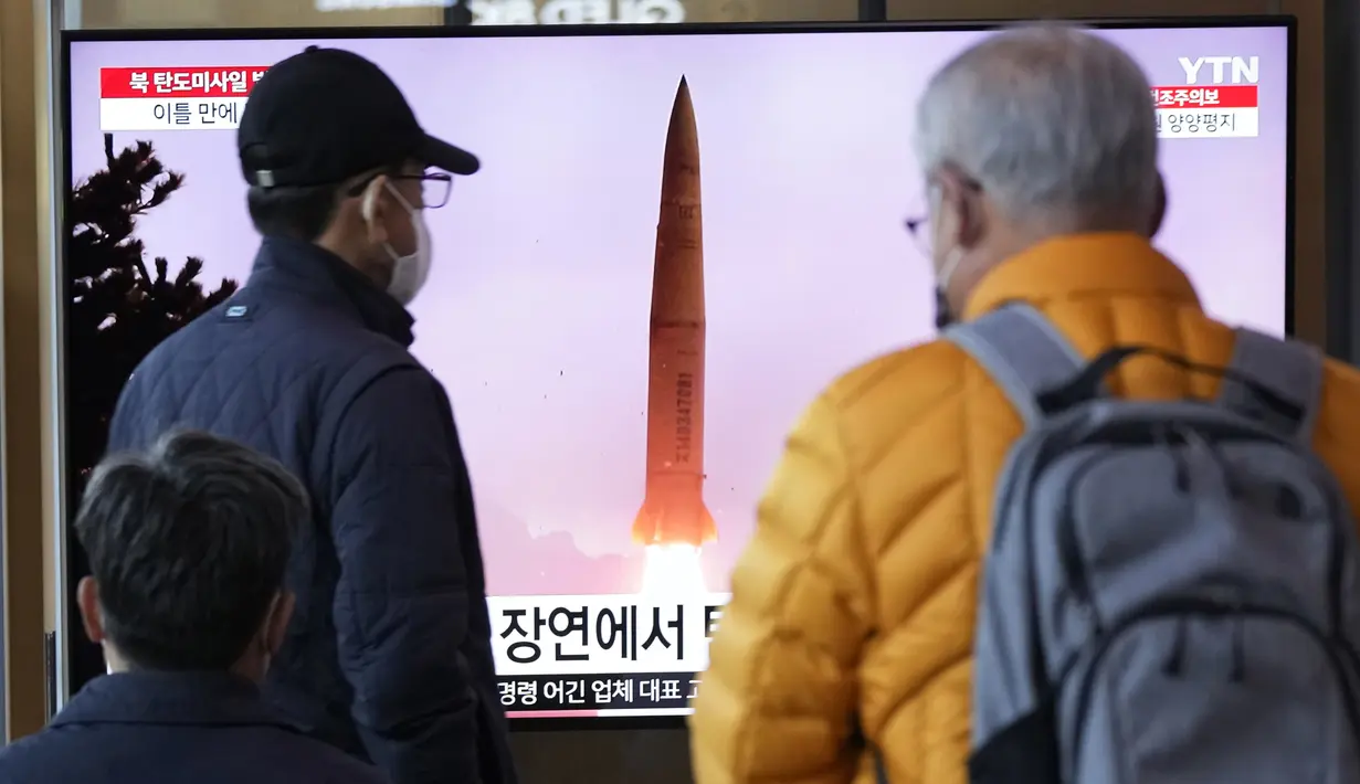 Layar TV menunjukkan peluncuran rudal Korea Utara selama program berita di Stasiun Kereta Api Seoul di Seoul, Korea Selatan, Kamis, 16 Maret 2023.  (AP Photo/Ahn Young-joon)