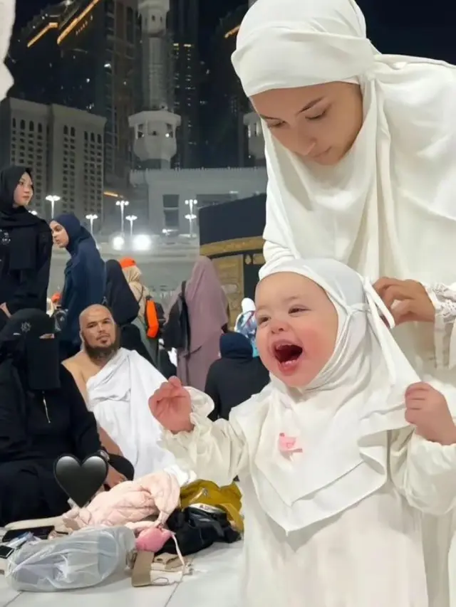 Jennifer Coppen saat Umrah Bersama Putrinya Kamari
