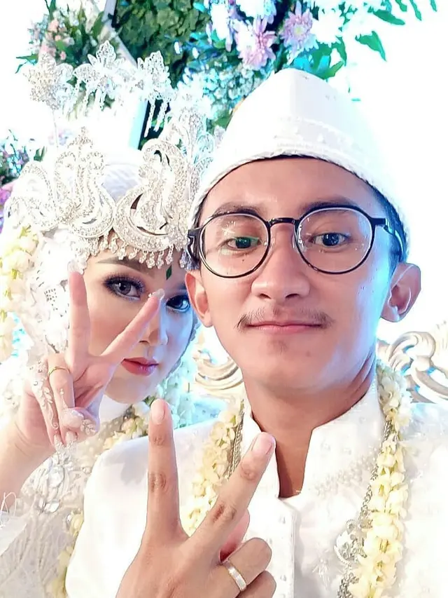 5 Kisah Cinta Netizen Berawal Chat Iseng di Media Sosial Berujung Pernikahan, Bikin Iri