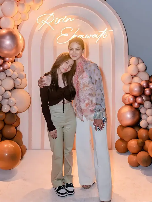 Jasmine juga kerap tampil sangat enerjik, dengan sneakers masa kini. (Foto: instagram/ Ririn Ekawati)