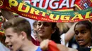 Suporter Portugal terus mendukung timnya berlaga melawan Estonia  pada laga persahabatan di Estadio da Luz, Lisabon, (9/6/2016) dini hari WIB. (AFP/Patricia De Melo Moreira)