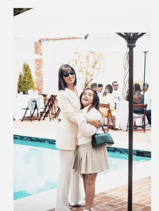 <p>Dimomen Lebaran, Nia tampil formal dengan one set putih gading dari atasan blazer hingga celananya. Ia membawa hand bag hitam dan kacamata hitamnya.&nbsp;@ramadhaniabakrie</p>