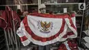 Pekerja menyelesaikan pembuatan bendera Merah Putih di industri rumahan benderaindonesia.com, Jakarta, Selasa (3/8/2021). Menjelang Hari Kemerdekaan RI penjualan bendera Merah Putih dan pernak pernik 17 Agustus-an secara online mengalami peningkatan hingga 50 persen. (merdeka.com/Iqbal S Nugroho)