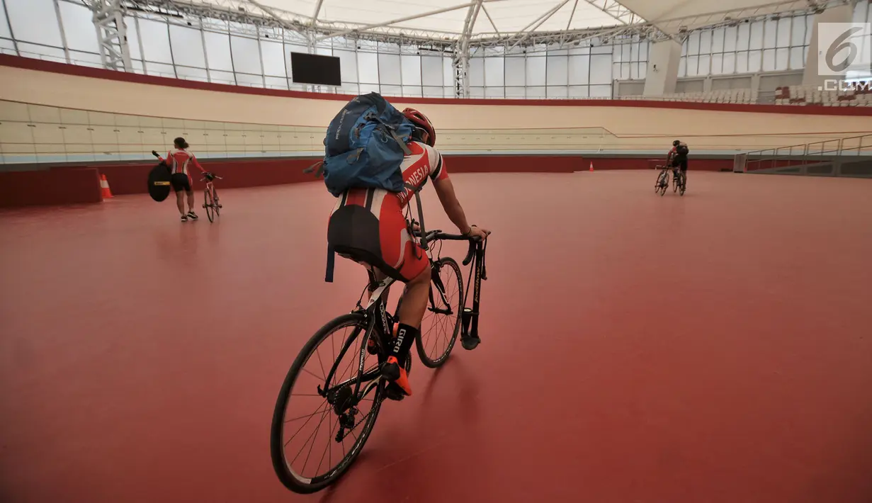 Sejumlah atlet bersiap latihan di Jakarta International Velodrome, Rawamangun, Jakarta, Senin (9/7). Arena balap sepeda yang dibangun dengan dana APBD DKI sebesar Rp 665 miliar mampu menampung sekitar 3.000 penonton. (Merdeka.com/Iqbal S. Nugroho)
