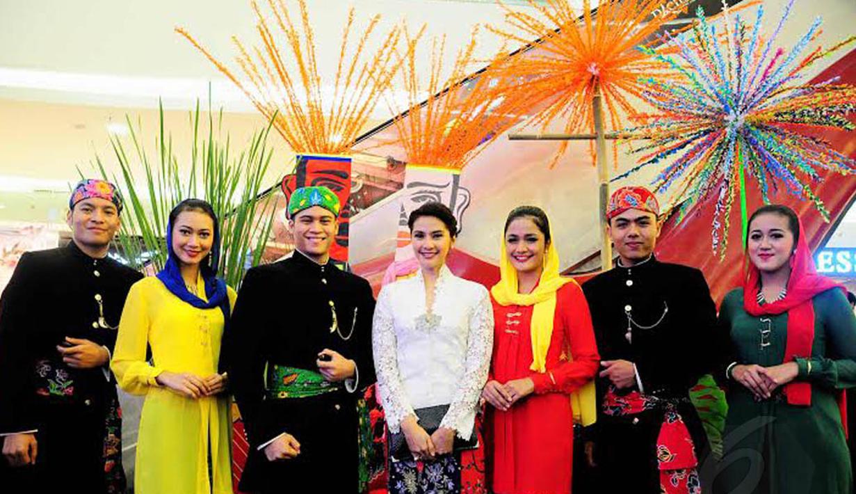 Maudy Koesnadi tampak berfoto bersama dengan Abang dan None Jakarta yang sedang bertugas menjadi duta promosi DKI Jakarta (Liputan6.com/Faial Fanani) 