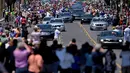 Ribuan orang memenuhi jalanan yang akan dilewati iringan mobil jenazah Muhammad Ali menuju pemakaman Cave Hill di Louisville, Kentucky, AS, (10/6/2016). (AFP/Brendan Smialowski)