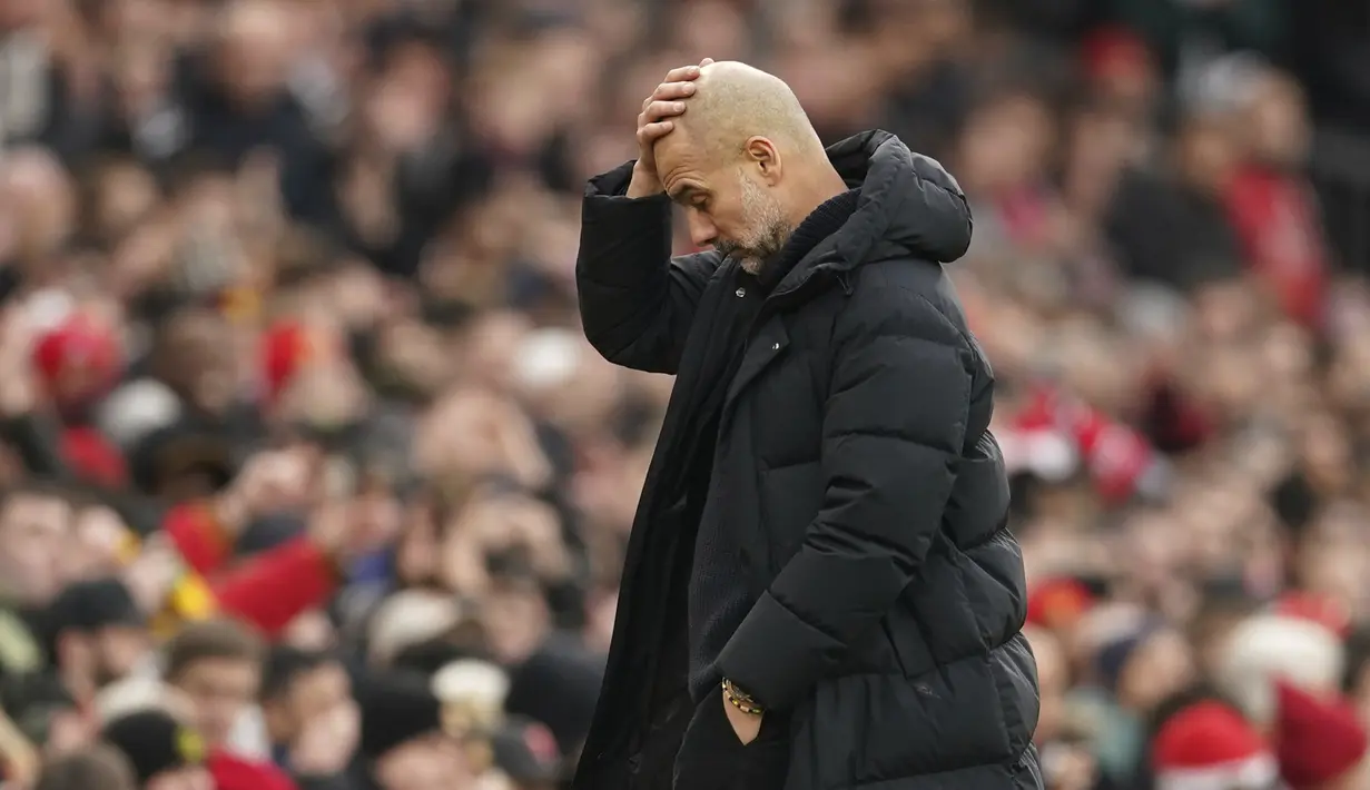 Pep Guardiola terlihat makin terpukul ketika pemain Manchester United kembali menjebol gawang Manchester City dan membalikkan keadaan menjadi 2-1 untuk kemenangan Setan Merah. (AP Photo/Dave Thompson)