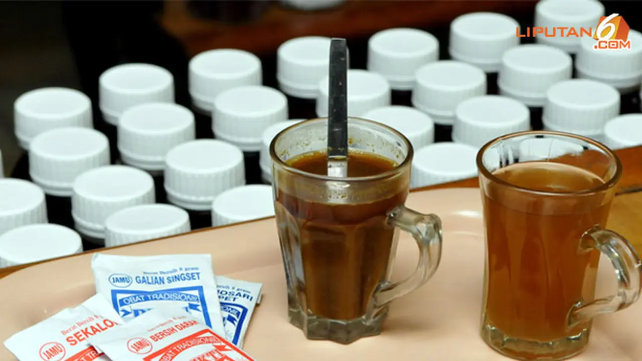 minum-jamu-130717b.jpg