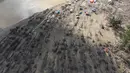 Tidak hanya merusak semua infrastruktur yang ada, banjir bandang juga memaksa sekitar 300 kepala keluarga (KK) di Desa Sekumur dan sekitarnya untuk mengungsi. Tampak foto udara yang diambil menggunakan drone menunjukkan pohon-pohon kelapa sawit yang tumbang akibat banjir bandang di desa Sekumur, Aceh Tamiang, Senin, 29 Desember 2025. (AP Photo/Binsar Bakkara)