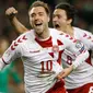 Pemain Denmark, Christian Eriksen berselebrasi usai mencetak gol ke gawang Republik Irlandia pada partai kedua play-off zona Eropa di Stadion Aviva, Rabu (15/11). Eriksen berhasil mencetak hat-trick sekaligus membawa Denmark menang 5-1 (AP/Peter Morrison)