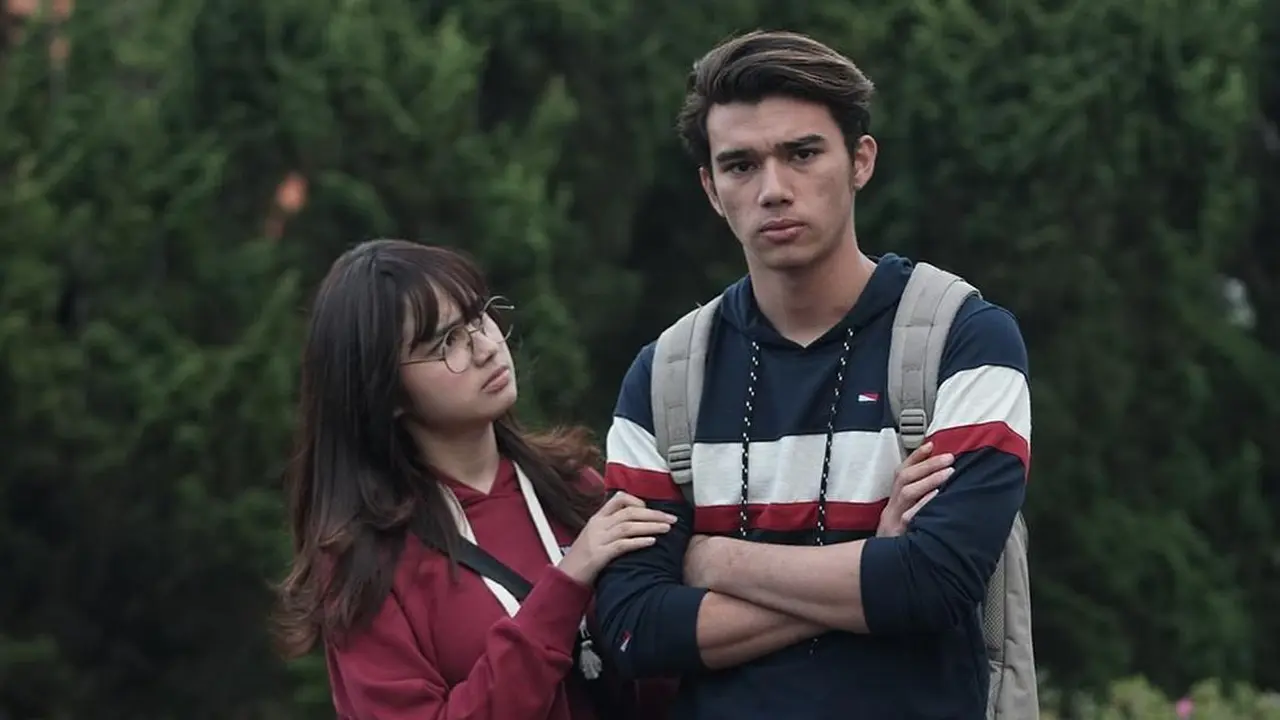 7 Potret Kebersamaan Syifa Hadju dan Jeff Smith yang Main Mini Seri Magic Tumbler