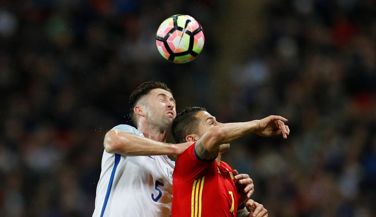 Bek Inggris asal klub Chelsea, Gary Cahill (kiri), berduel dengan striker Spanyol, Vitolo, dalam laga persahabatan di Stadion Wembley, Selasa (15/11/2016). (Reuters/Darren Staples)