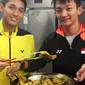 Jonatan Christie dan Ihsan Maulana Mustofa menikmati masakan di rumah makan Indonesia di Macau bernama Doz, Jumat (27/11/2015). (Liputan6.com/Humas PP PBSI)