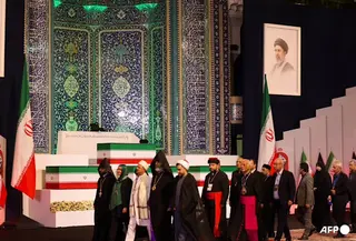 Para pejabat lokal dan asing berjalan melewati peti jenazah Pemimpin Tertinggi Iran Ali Khamenei yang gugur. Mereka memberikan penghormatan terakhir di Grand Mosalla Teheran pada 3 Juli 2026. (Dok. AFP/Atta Kenare)