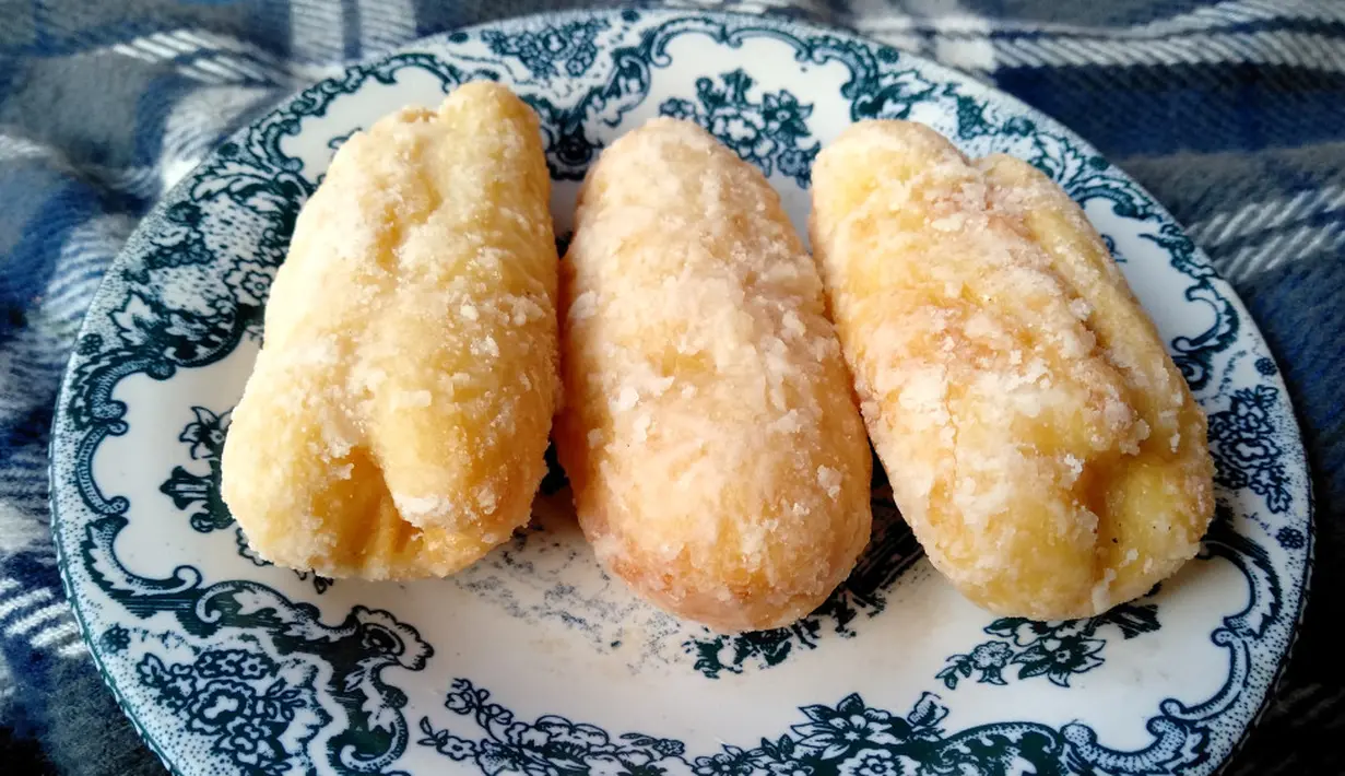 Getas terbuat dari campuran tepung ketan, santan, parutan kelapa dan bahan lainnya. Yang menjadikan getas sangat enak, karena bagian luarnya dilapisi dengan saus gula pasir. Kue tradisional juga masih banyak ditemukan di pasar-pasar tradisional. (Shutterstock.com/ PurMoon)