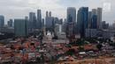 Bangunan gedung bertingkat berada di antara ratusan rumah penduduk di Kampung Kuningan Timur, Jakarta, Kamis (11/1). Keberadaan kampung yang berada di Casablanca tersebut semakin terdesak dengan pembangunan gedung bertingkat. (Liputan6.com/Arya Manggala)