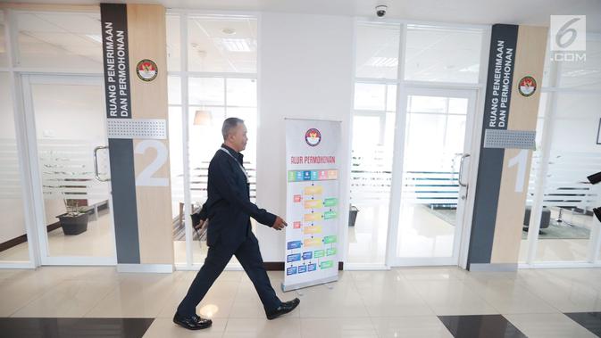 Petugas berjalan di depan salah satu ruangan di gedung baru Lembaga Perlindungan Saksi dan Korban (LPSK), Jakarta, Kamis (6/9). Gedung khusus untuk kantor LPSK ini diharapkan dapat memaksimalkan kinerja lembaga tersebut. (Liputan6.com/Faizal Fanani)
