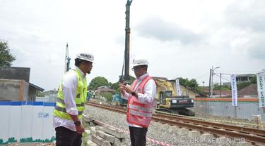 Menteri Perhubungan Budi Karya Sumadi bersama Wali Kota Medan Bobby Nasution meninjau proyek pembangunan jalur kereta api (KA) layang Medan-Binjai Tahap II, Sabtu (24/9)