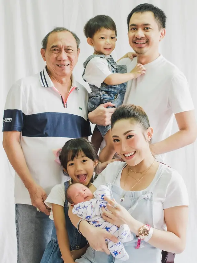 7 Potret Terbaru Ayu Dewi Paska Melahirkan Anak Ketiga