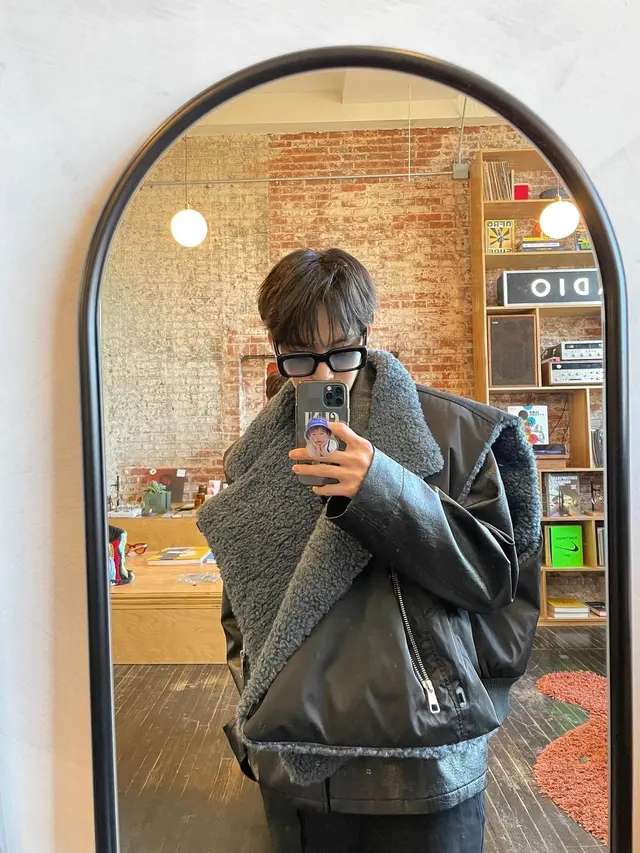 Doyoung NCT saat Mirror Selfie