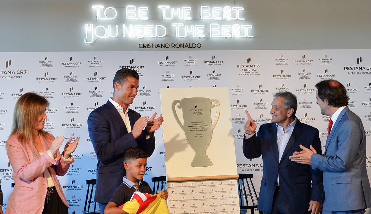Cristiano Ronaldo saat meresmikan pembukaan Pestana Hotel bersama anaknya Cristiano Ronaldo Jr. dan CEO Pestana Hotel Grup, Dionisio Pestana (2kanan) dan Wali Kota Madeira, Miguel Albuquerque (kanan), di Kepulauan Madeira, (22/7/2016). (AFP/Joana Sousa)