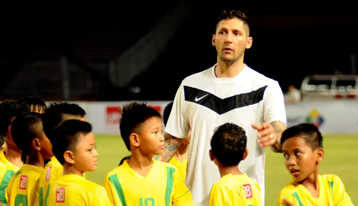 Usai berlatih, mantan pemain Timnas Italia, Marco Materazzi langsung dikerumuni anak-anak di Stadion GBK Jakarta, (6/6/2014). (Liputan6.com/Helmi Fithriansyah)