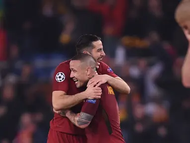Ekspresi pemain AS Roma, Kostas Manolas (kiri) dan Radja Nainggolan merayakan kemenangan timnnya atas Shakhtar Donetsk pada leg kedua 16 besar Liga Champions di Rome Olympic stadium, (13/3/2018). AS Roma Menang 1-0. (AFP/Filippo Monteforte)