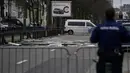 Puing-puing bangunan yang runtuh terlihat selama Badai Ciara di Brussels, Belgia (9/2/2020). Badai Ciara diperkirakan akan mengganggu penerbangan, kereta api dan laut dan membatalkan acara olahraga, memutus tenaga listrik dan merusak properti. (AFP Photo/Kenzo Tribouillard)