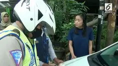 Petugas Satpol PP merazia kendaraan yang parkir tidak pada tempatnya di dalam kompleks perumahan. Banyak pemilik yang kaget akan hal ini.