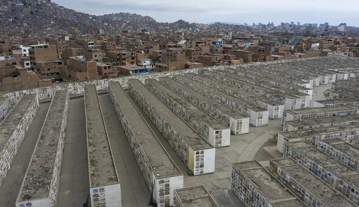 Suasana Pemakaman El Angel yang kosong, Lima, Peru, Minggu (1/11/2020). Untuk membantu mencegah penyebaran COVID-19, pihak berwenang menutup semua pemakaman secara nasional selama perayaan Day of the Dead. (AP Photo/Rodrigo Abd)