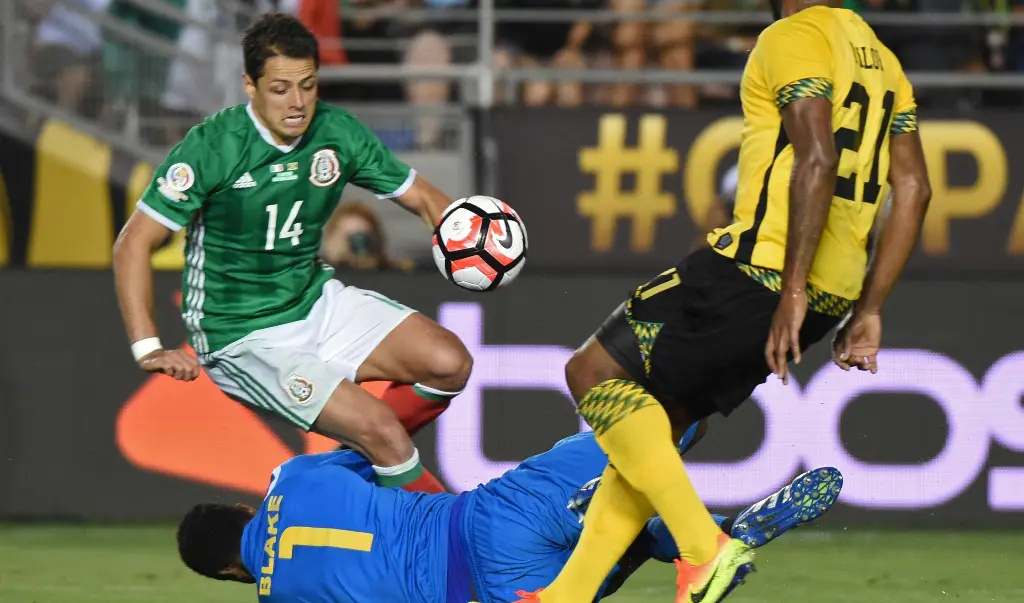 Pemain Meksiko, Javier Hernandez, berusaha dihentikan kiper Jamaika, Andre Blake, dalam laga Grup C Copa America 2016 di Stadion Rose Bowl, Pasadena, AS, Jumat (10/6/2016) WIB. (AFP/Mark Ralston)