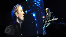 Michael Bolton membuka konsernya di The Kasablanca Hall, Jakarta, dengan lagu berjudul To Love Somebody, Selasa (2/6/2015). Penyanyi pop asal Amerika itu menggelar konser bertajuk An Evening With Grammy Winner. (Liputan6.com/Panji Diksana)