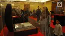 Pengunjung melihat Pameran Artefak Rasulullah SAW dan Sahabat di Masjid At-Tin, Jakarta Timur, Sabtu (25/3/2023). (merdeka.com/Imam Buhori)