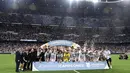 Real Madrid berhasil mengangkat trofi Piala Super Spanyol setelah kalahkan Barcelona di Santiago Bernabeu stadium, (16/8/2017). Real menang 2-0. (AFP/Javier Soriano)