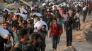 Mereka bergerak cepat menuju lokasi setelah truk pembawa bantuan berhasil masuk ke wilayah tersebut melalui Gerbang Zikim yang dikuasai Israel. (BASHAR TALEB/AFP)