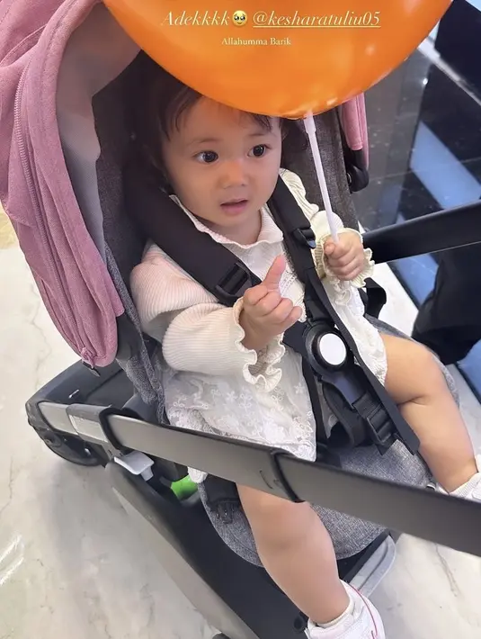 Rambut pendeknya pun diikat dua tipis mengenakan hair clip pink. Membuat tampilannya semakin gemas. [@syifahadju]